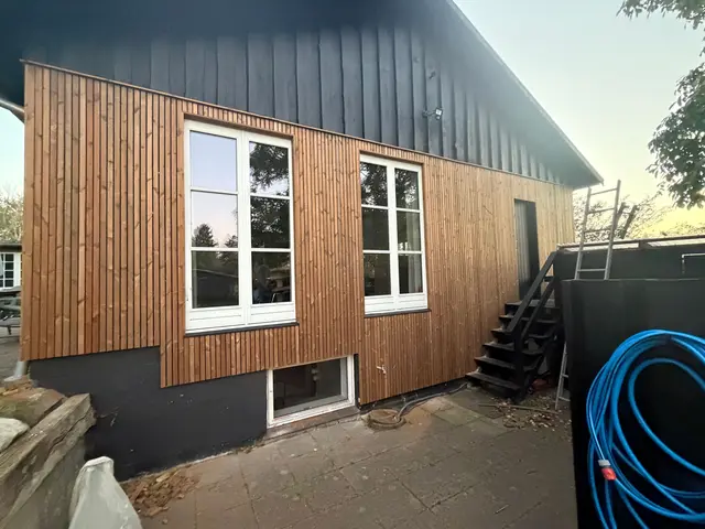 Husets gavl og trappe set fra baggården