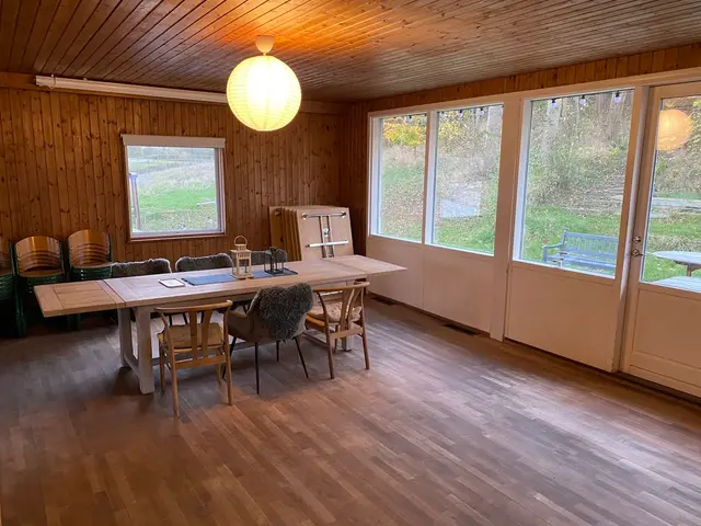 Spisebord med stole og udsigt til haven