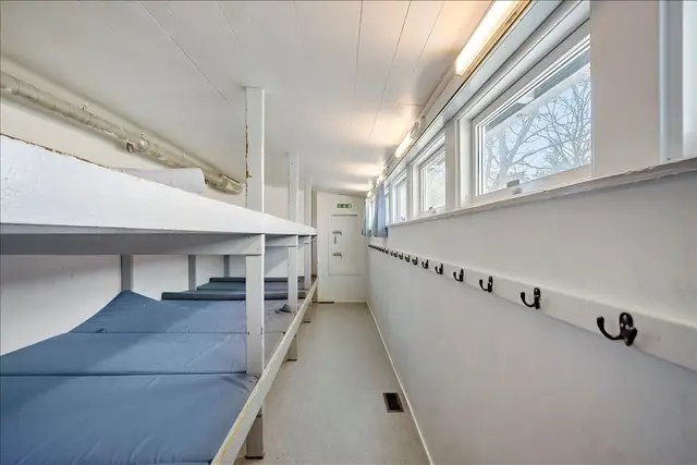 Lys sovesal med to rækker køjepladser