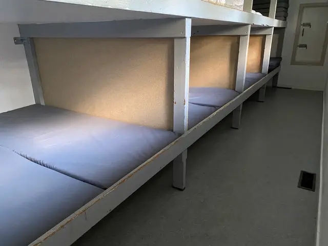 Køjepladser med madrasser i to etager