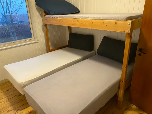 Værelse med senge og hems