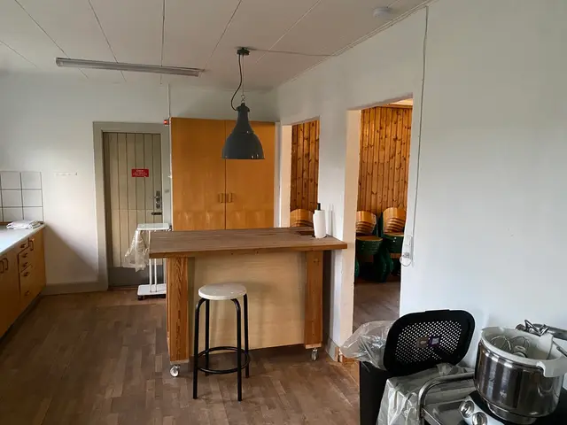 Køkken med køkkenø og barstole
