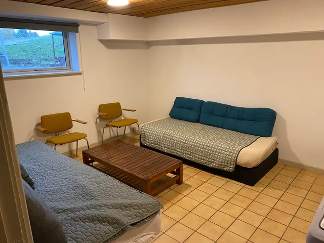 Opholdsrum med sofa, lænestole og sofabord